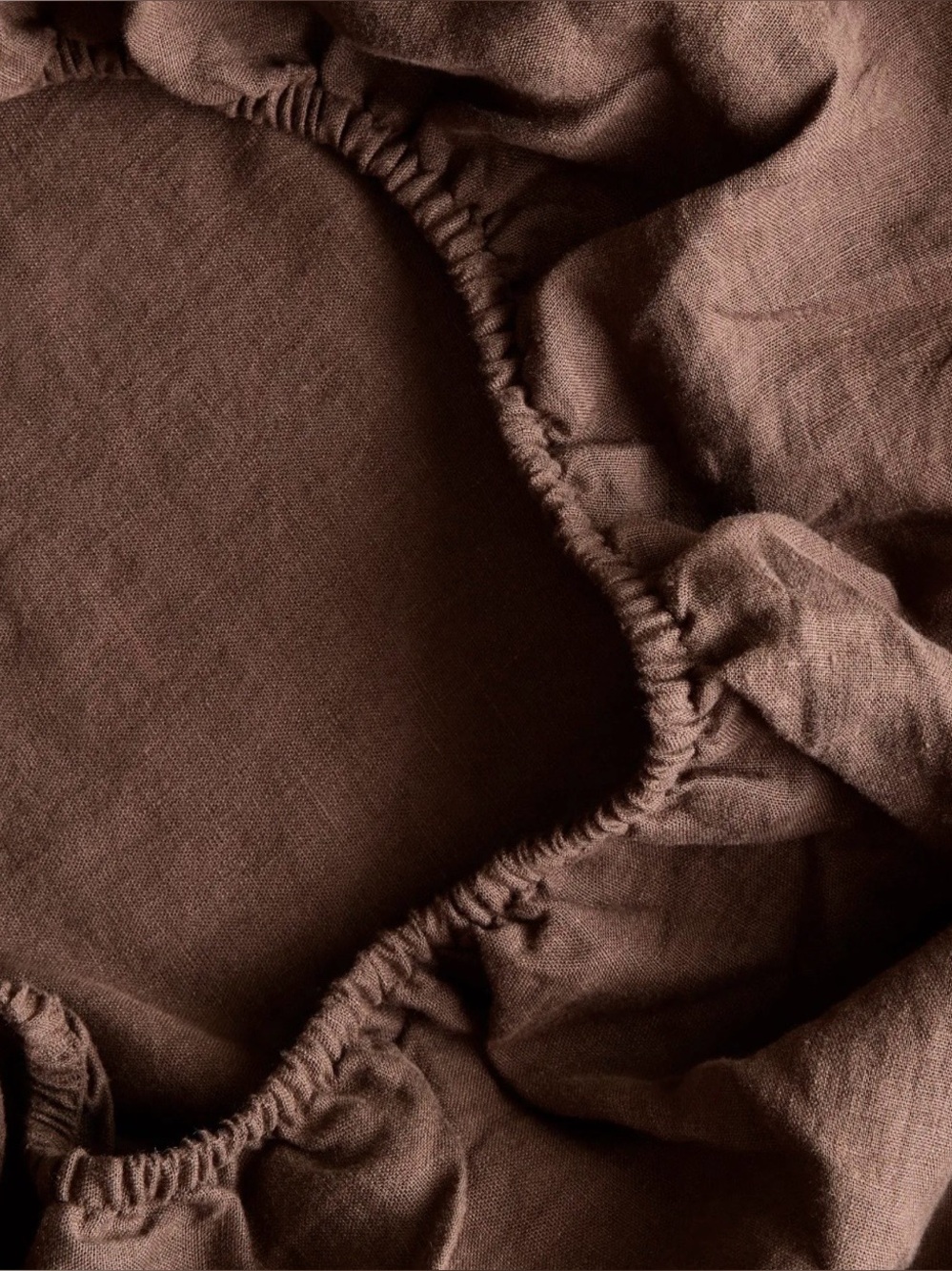 NWT Quince European Linen 4 Piece Sheet Set, Queen (Espresso) MSRP $184 - Picture 6 of 7